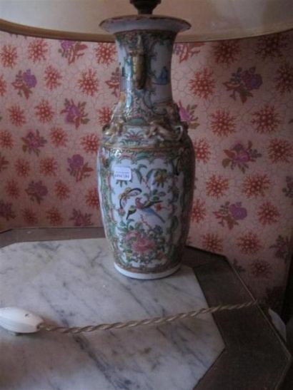 Vase en porcelaine de Canton.
XIXe siècle.
(Monté...