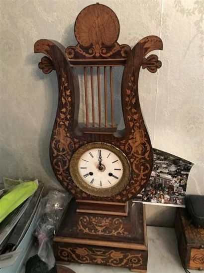 Pendule lyre en bois de placage foncé et...