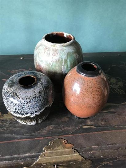 Trois vases en céramique émaillée, l'un signé...