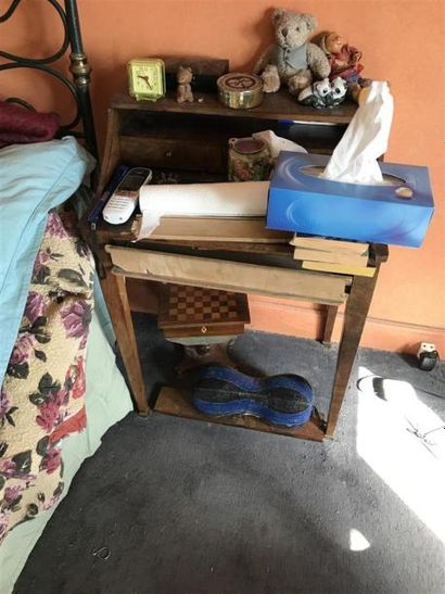 Petite bureau à gradins.
(Accidentée)