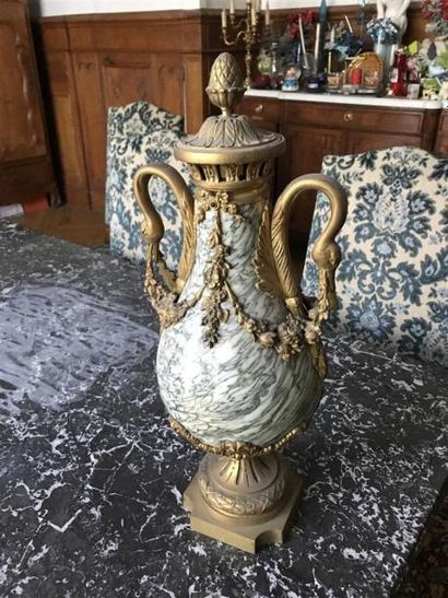 Paire de vases couverts en marbre vert, monture...