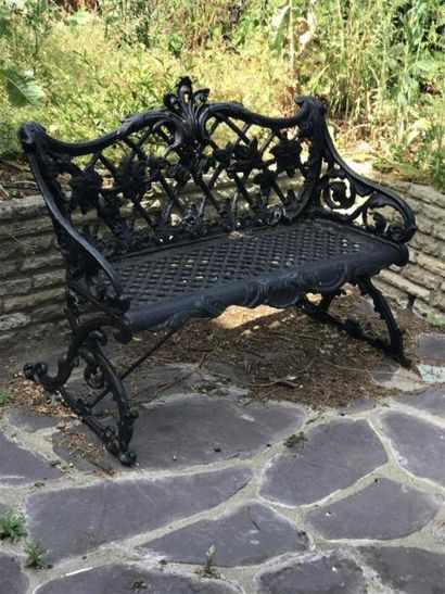 Mobilier en fonte comprenant deux bancs et...
