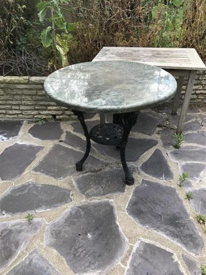 Mobilier en fonte comprenant deux bancs et...
