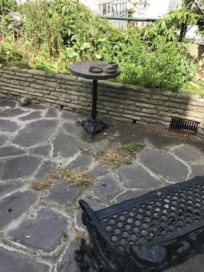Mobilier en fonte comprenant deux bancs et...