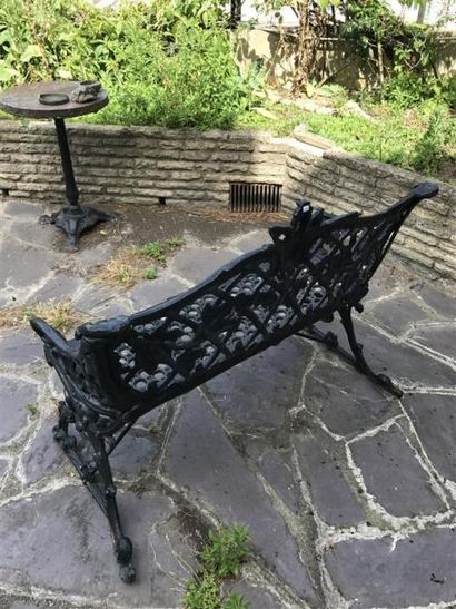 Mobilier en fonte comprenant deux bancs et...