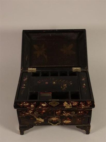 CHINE, circa 1900
Petit coffre en bois noirci,...