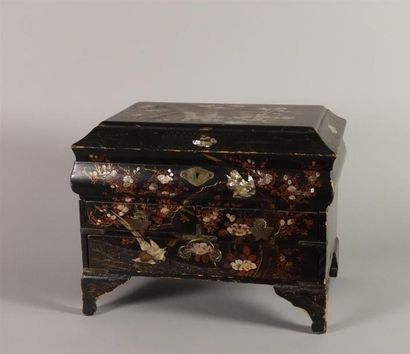 CHINE, circa 1900
Petit coffre en bois noirci,...