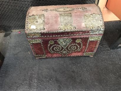 Coffret bombé en bois et velours clouté.