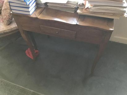 Coiffeuse en noyer, les pieds cambrés.
Époque...