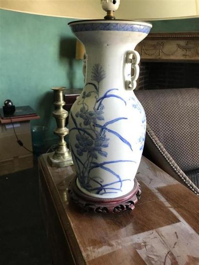 Vase en porcelaine à décor en camaïeu bleu...