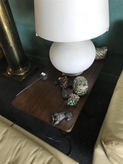 Trois tables basses, l'une en bois, les pieds...