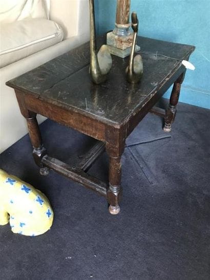 Trois tables basses, l'une en bois, les pieds...