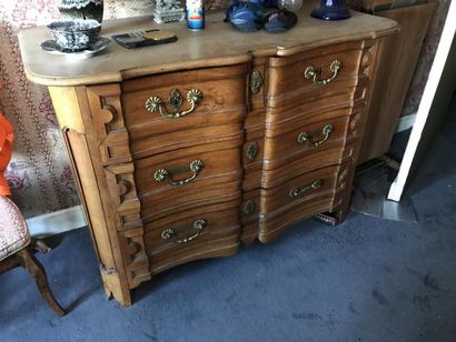 Commode en noyer mouluré de forme arbalète...