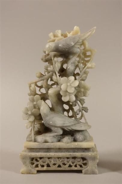 CHINE
Sujet en pierre de lard ; Oiseaux dans...