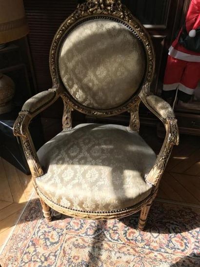 Mobilier de salon en bois sculpté et doré...