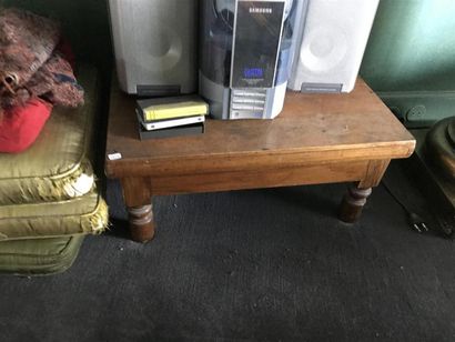 Table basse rectangulaire en bois.
