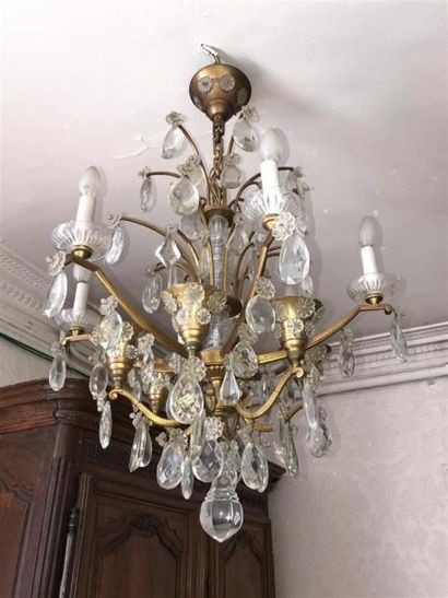 Lustre à pendeloques à six bras de lumière.
Haut....