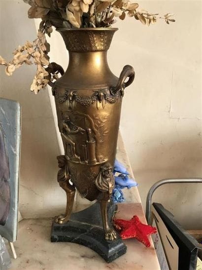 Vase en bronze doré à deux anses, à décor...