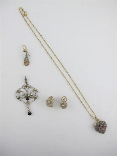Lot en or comprenant :
- Un pendentif 