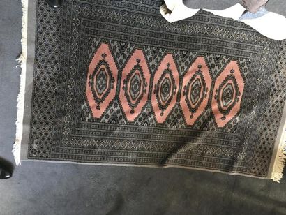 Petit tapis à cinq motifs losangiques.
(...