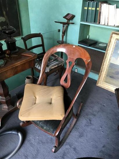 Deux chaises, un fauteuil balancelle, un...