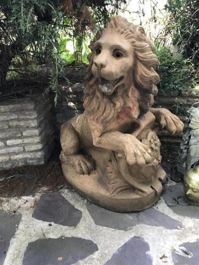Deux lions en terre cuite. 
Haut. : 87 cm...