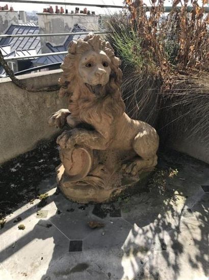 Deux lions en terre cuite. 
Haut. : 87 cm...