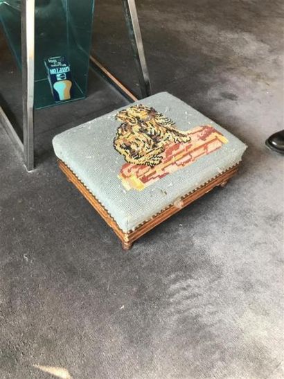 Tabouret de pieds en noyer, les pieds to...