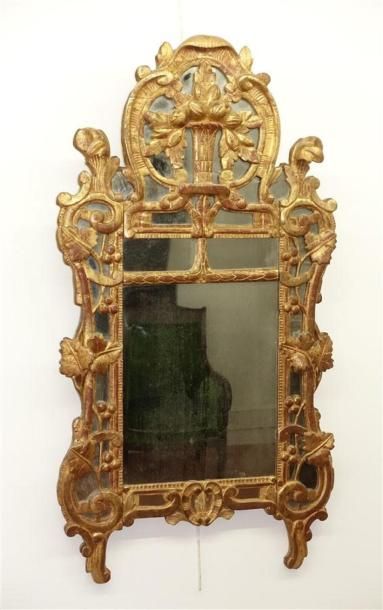 Miroir en bois doré à parecloses.
XVIIIe...