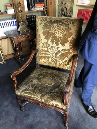 Fauteuil à haut dossier, entretoise en X.
Travail...