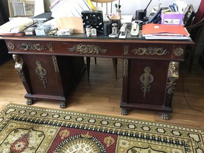 Bureau en acajou à deux caissons, ornementation...