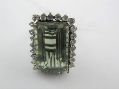 Une bague et deux boucles d'oreilles serties...