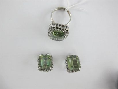 Une bague et deux boucles d'oreilles serties...