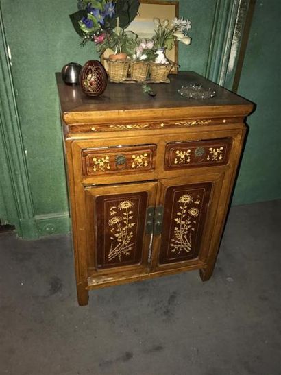 Petit meuble bas en bois exotique avec incrustations,...