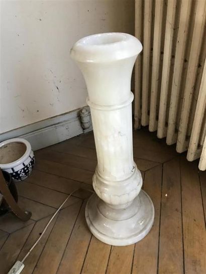 Colonnette en marbre formant lampe.
Haut....