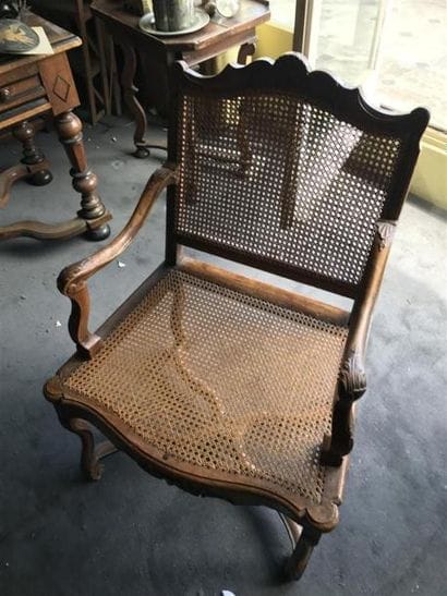 Fauteuil canné, accotoirs cambrés, pieds...