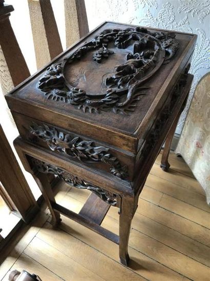 Coffret sur piètement en bois sculpté, pieds...