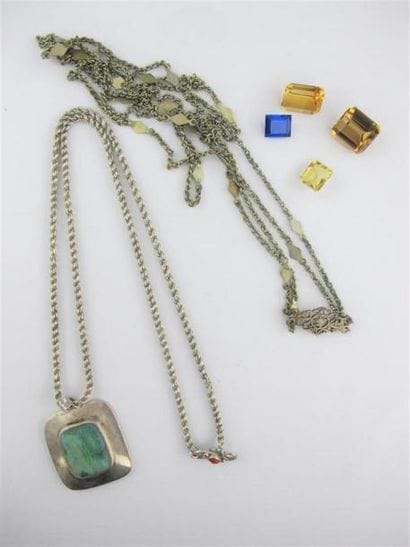 Lot fantaisie : chaîne et pendentif couleur...