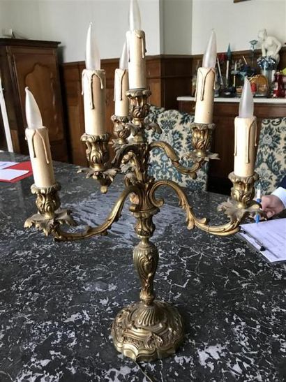 Paire de candélabres sur piédouche, en bronze...