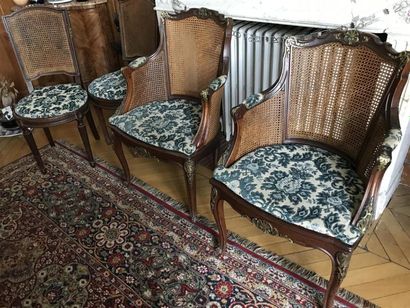 Ensemble de quatre fauteuils cannés en bois...