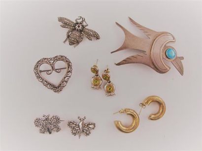 Lot de bijoux fantaisie :
- Deux paires de...