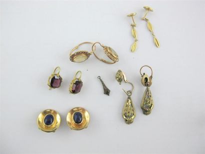 Lot en or comprenant : Quatre paires de boutons...