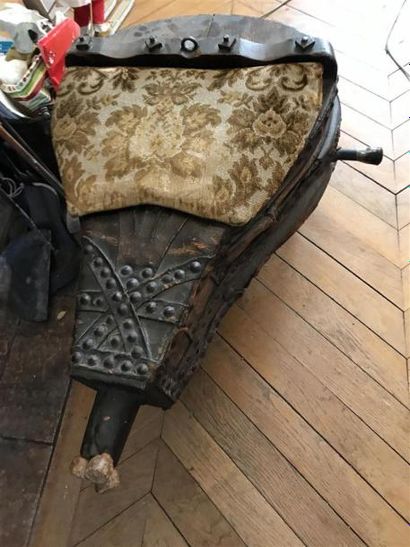 Soufflet siège en bois et fer forgé.
