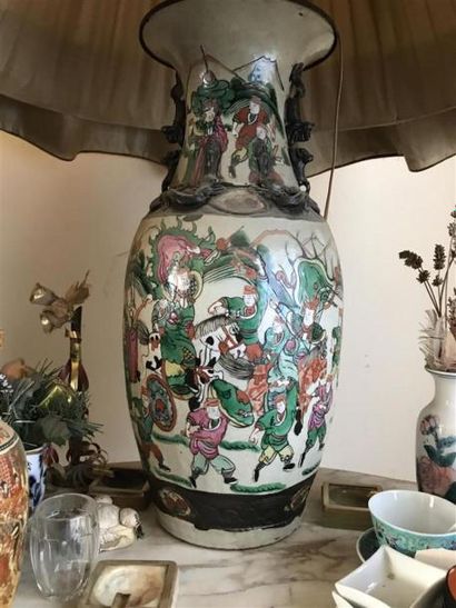 Grand vase en porcelaine de Chine à col évasé...