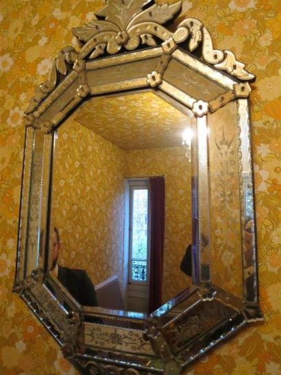 Miroir en verre de Venise, moderne.
Haut....