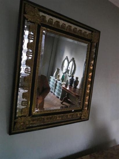 Miroir à parecloses en bois doré.
Style Louis...