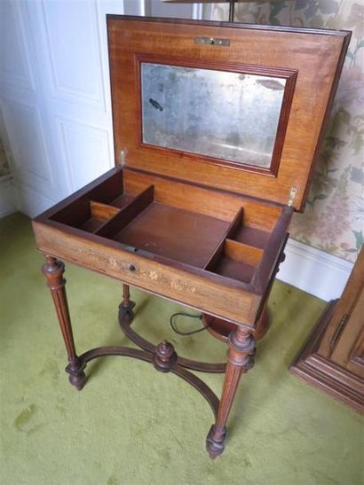 Coiffeuse ou table en bois de placage, vers...