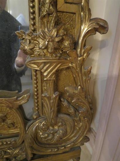 Grand miroir en bois et stuc doré à décor...