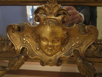 Grand miroir en bois et stuc doré à décor...