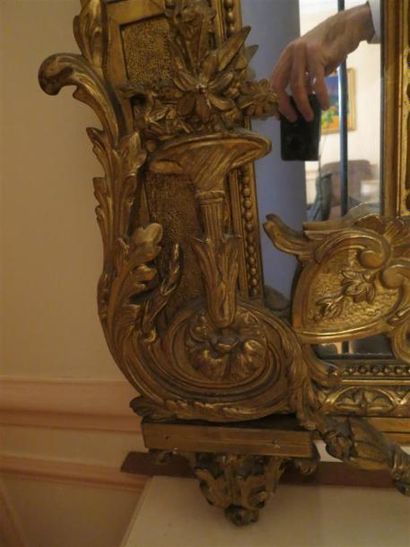 Grand miroir en bois et stuc doré à décor...